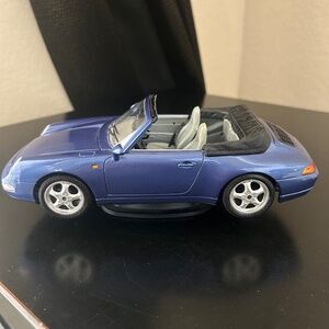 Bburago 1:18 Scale Diecast Model of 1993-1994 Porsche 911 Carrera